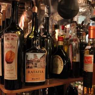 Ratafia de nous i herbes